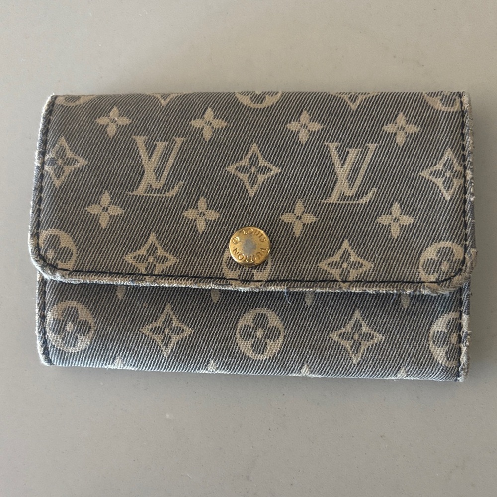 Louis Vuitton Black and Cream Monogram Wallet
Key wallet , excellent condition
